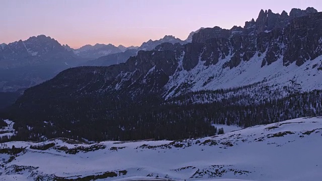 冬季山谷和山脉上空的无人机日出视频素材
