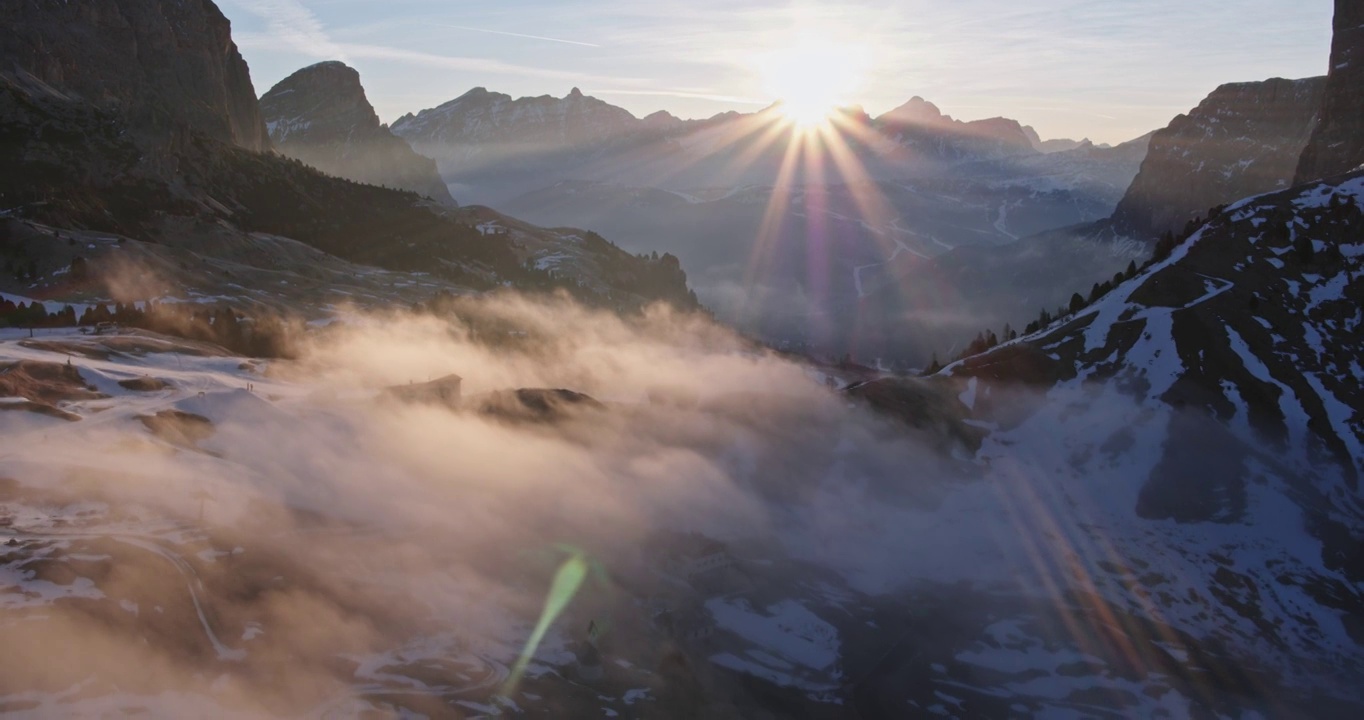 无人机在日出时雾气弥漫的山谷和山脉视频素材