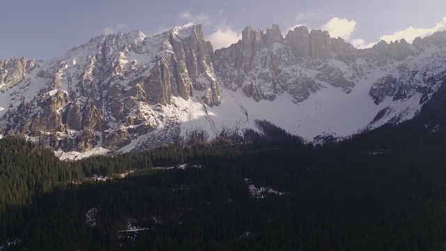 空中无人机的山峰和山谷，白云石，意大利视频下载