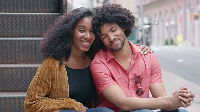 一个迷人的非裔美国人在城市里接吻的肖像视频下载