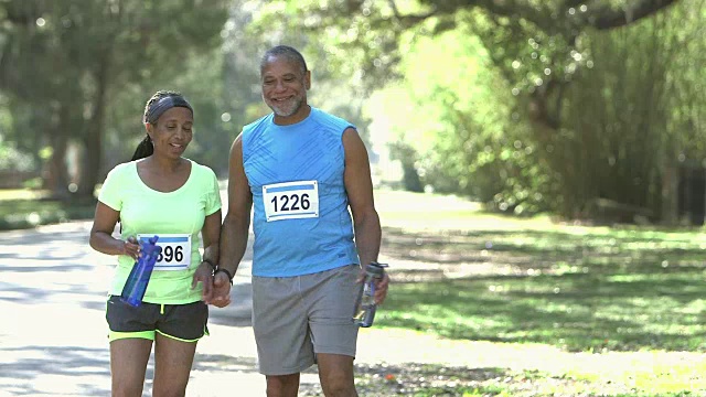 资深非洲裔美国人夫妇，赛跑者一个接一个视频素材