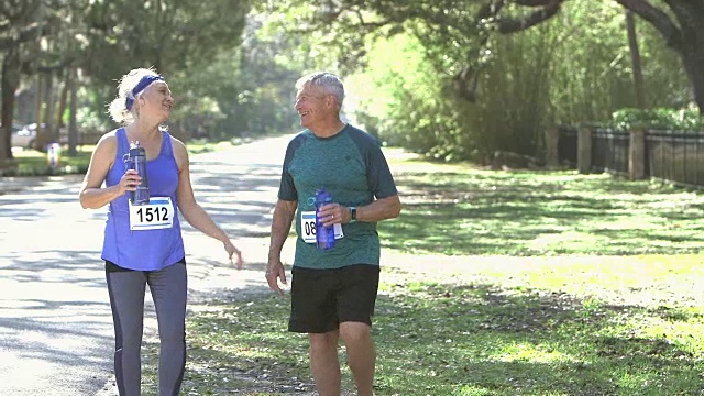 老年夫妇，赛跑者一场接一场视频下载