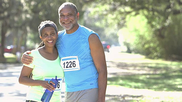 资深非洲裔美国人夫妇，赛跑者一个接一个视频下载