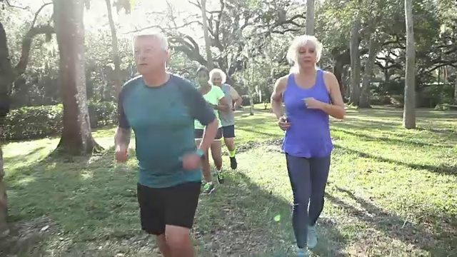 多民族老年人在公园里跑步视频素材