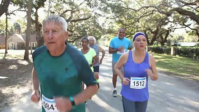 参加赛跑的多民族老年人群体视频下载