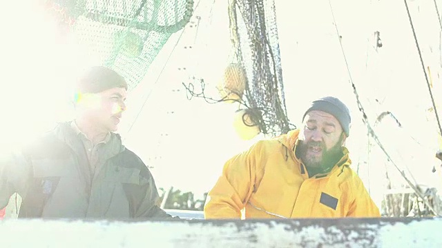 在商业渔船上工作的人视频素材
