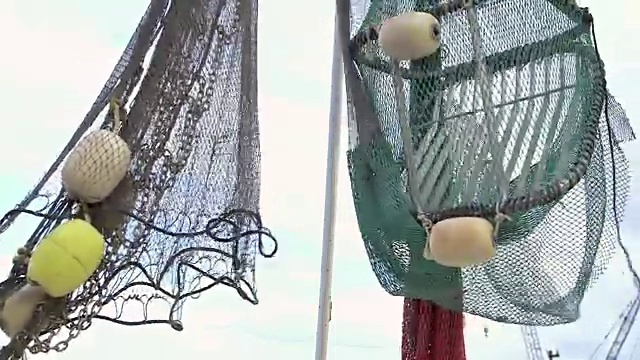 商业渔船上的渔网视频下载