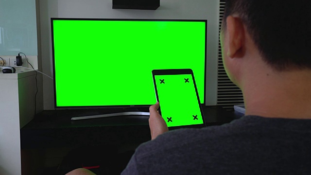 肩上的数字平板电脑和电视，绿色屏幕视频下载