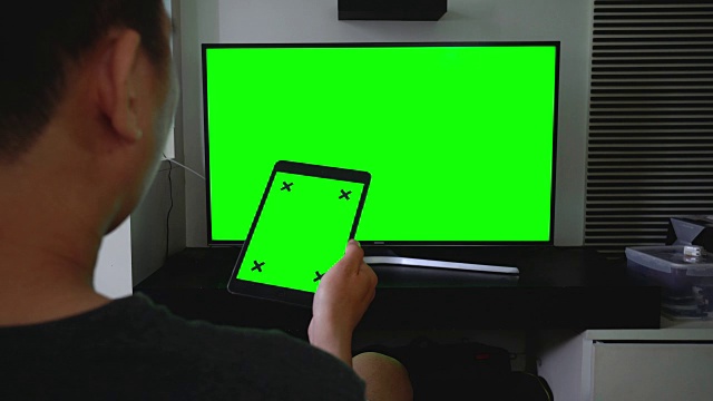 肩上的数字平板电脑和电视，绿色屏幕视频下载