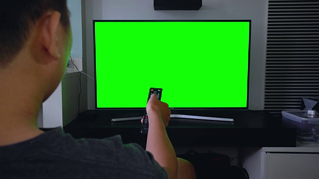 男人在客厅看绿屏电视视频下载