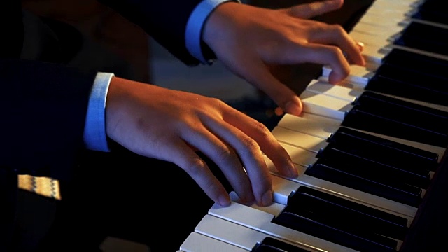 男子手在键盘上弹奏钢琴视频下载