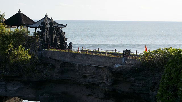 海上的印度教寺庙，印尼巴厘岛的塔纳罗特寺庙视频下载