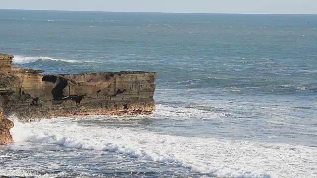 高清:来自太平洋的海浪在印尼巴厘岛海滩上撞击悬崖视频下载