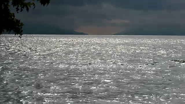 暴风雨期间伊兹尼克湖的风向视频下载