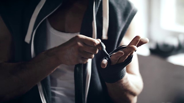 男人在锻炼前用手包住双手视频下载