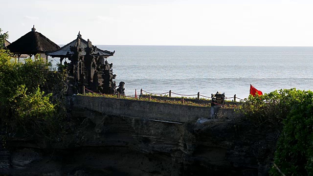 海上的印度教寺庙，印尼巴厘岛的塔纳罗特寺庙视频下载