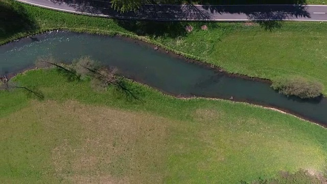 德国，巴伐利亚，Altmuehltal, Altmuhl河，皮划艇，乡村公路视频下载