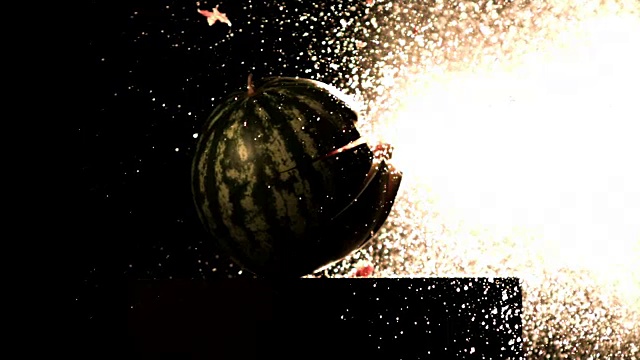 一颗子弹穿过西瓜的慢动作镜头。视频下载