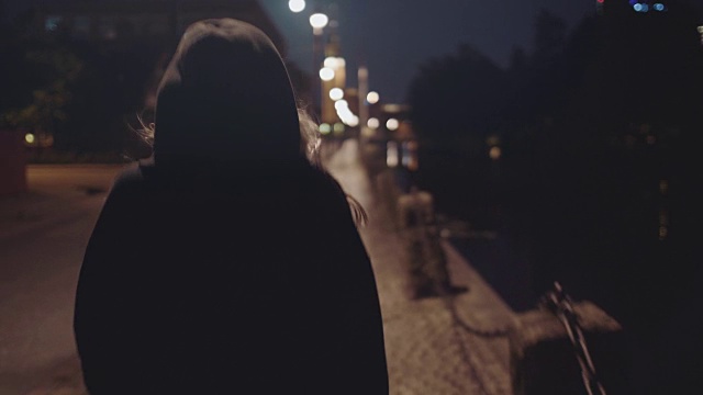 独自走在城市街道上的女人视频下载