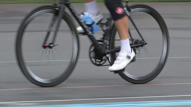 在英国伦敦，骑自行车的人穿着弹性服装在自行车赛场上骑行。视频下载