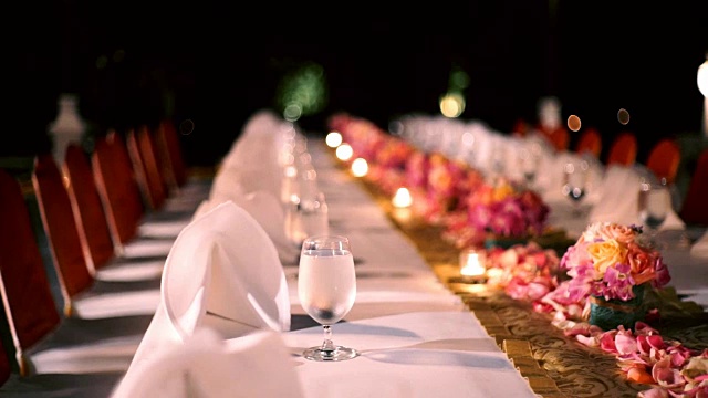 在餐厅里的宴会晚宴，宴会餐桌的装饰。视频下载