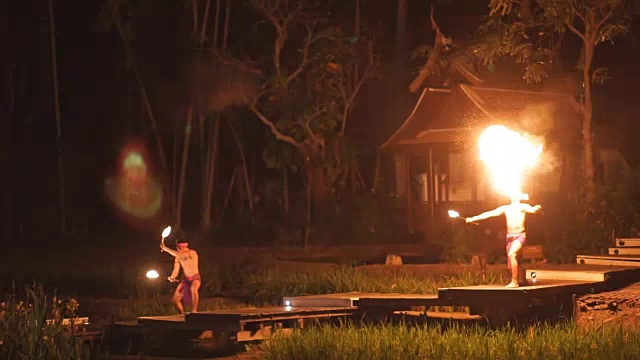 泰国北部传统的火舞，火表演者。视频素材