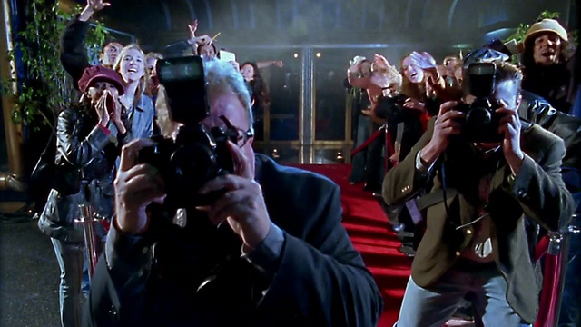 中拍摄影师在红毯上拍摄/粉丝和其他摄影师在背景视频素材