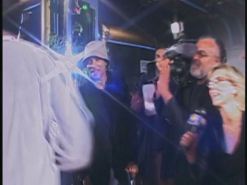 摇晃的中镜头跟踪拍摄嘻哈明星移动通过一群歌迷和挤压/握手拥抱粉丝/音频视频下载