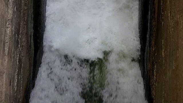 水从大坝中奔流而出视频下载