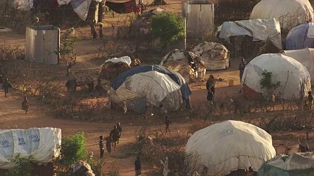肯尼亚达达布:人们在难民营中行走视频下载