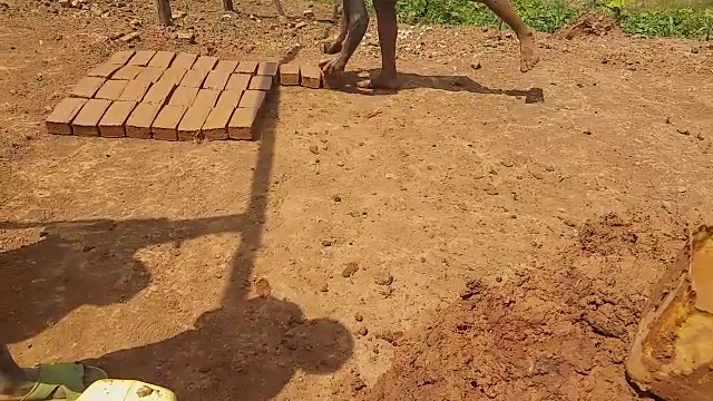 在非洲，人们用一种古老的方式造砖视频下载