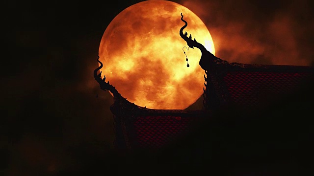 满月之夜泰国寺庙的美丽屋顶视频素材