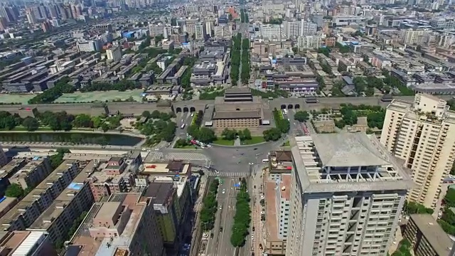 城东大门及城市天际线鸟瞰图/陕西西安，中国视频素材