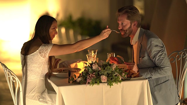 浪漫的晚餐情侣吃饭视频素材