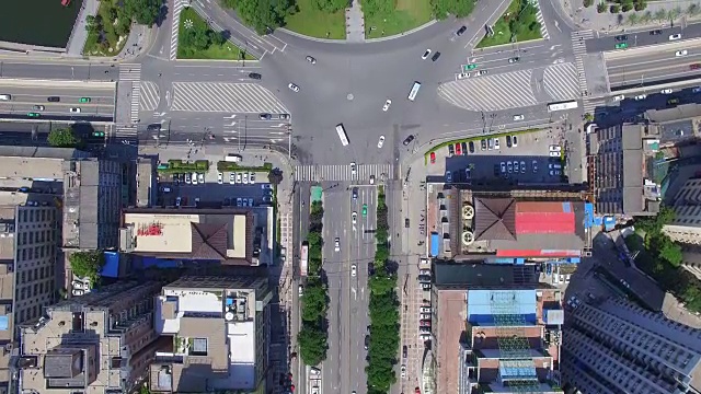 东门城墙及现代交通鸟瞰图/中国陕西西安视频素材