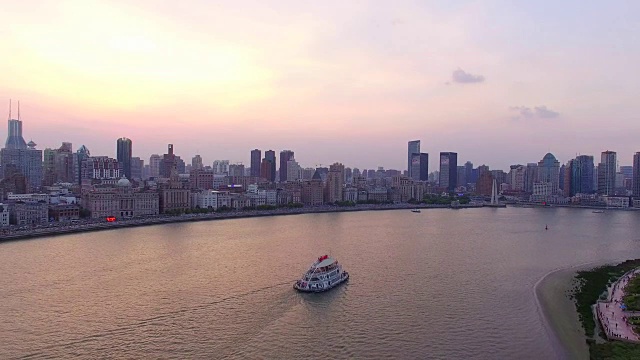 俯瞰夕阳下的上海市区和黄浦江视频素材