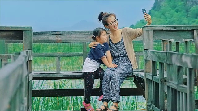 母女在大自然中放松和自拍视频素材