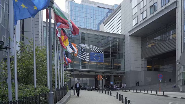 比利时布鲁塞尔，欧洲议会的前门。视频下载