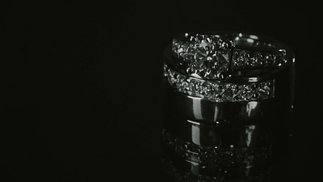 微距拍摄的婚礼戒指在黑暗中。视频素材