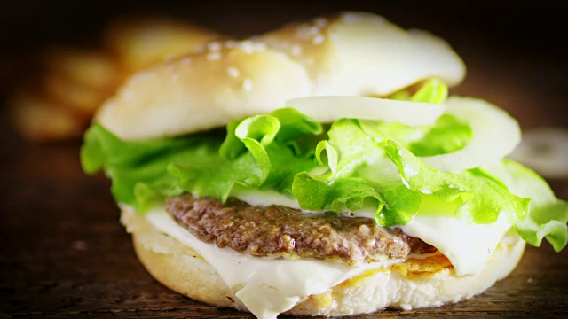 SLO MO DS用奶酪、生菜和洋葱准备汉堡包视频素材