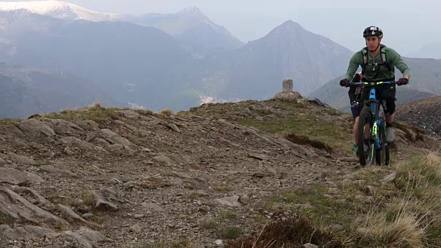 山地摩托车手攀登山脊视频素材