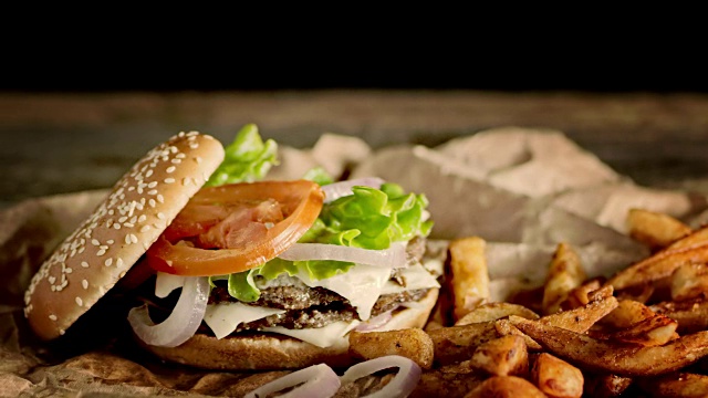 SLO MO DS准备美味的双层汉堡和脆薯角视频素材