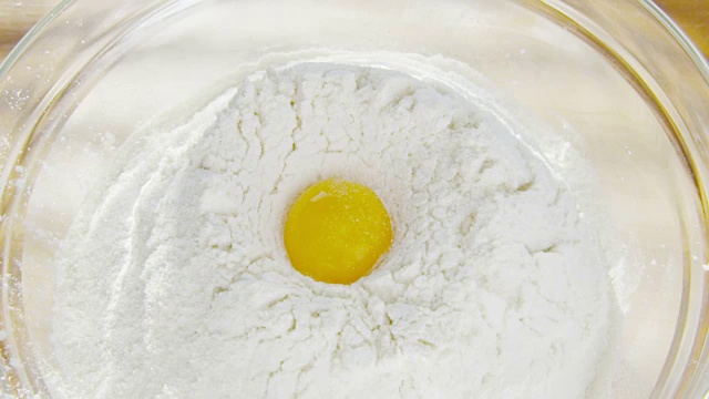 鸡蛋掉进碗里的白面粉里视频下载