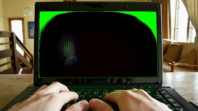 在笔记本电脑上手工操作，绿色屏幕为色度键的客厅-家庭室内场景视频下载