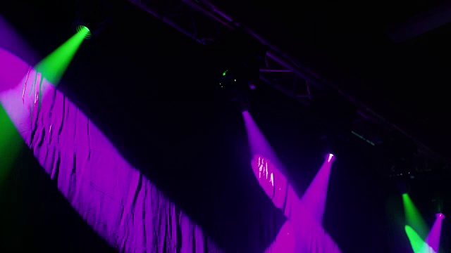 聚光灯照亮舞台上的窗帘视频下载