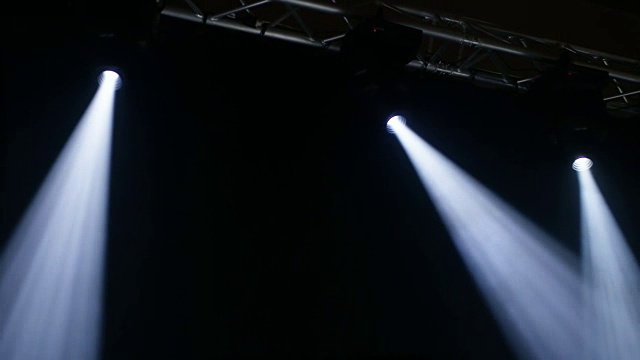 洛杉矶俱乐部的灯光照亮了舞台上的窗帘视频下载