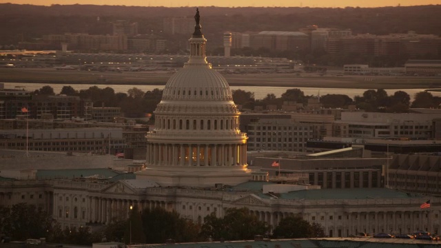 空中飞行在美国国会大厦周围，日落华盛顿特区视频下载
