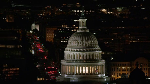 空中飞行在美国首都华盛顿特区的夜晚视频素材