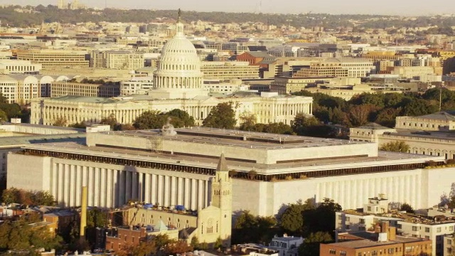 空中飞过华盛顿特区，美国国会大厦白天的景色视频素材