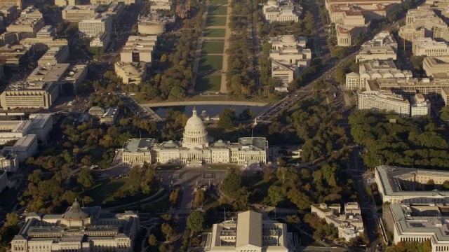 空中缩小从美国最高法院，华盛顿特区白天视频素材